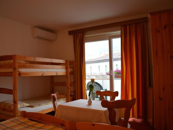 Hotel Dischma - FREE BUS AND TRAIN TICKET : photo 4 de la chambre chambre quadruple avec balcon