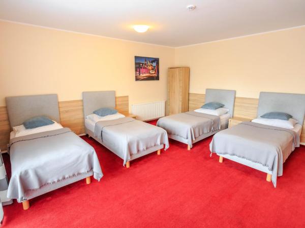 Botanik Hostel : photo 7 de la chambre chambre quadruple avec salle de bains commune