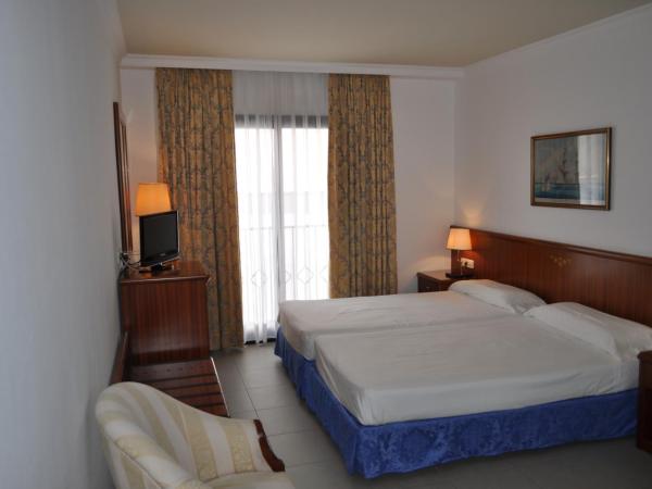 Hostal Vila del Mar : photo 1 de la chambre chambre double ou lits jumeaux