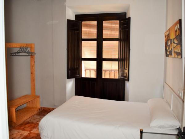 Pension Castil : photo 3 de la chambre chambre double ou lits jumeaux avec salle de bains commune