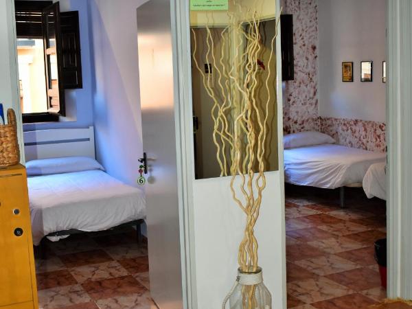 Pension Castil : photo 7 de la chambre chambre double ou lits jumeaux avec salle de bains commune