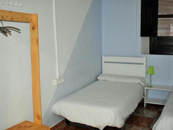 Pension Castil : photo 6 de la chambre chambre double ou lits jumeaux avec salle de bains commune