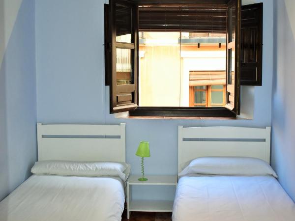 Pension Castil : photo 5 de la chambre chambre double ou lits jumeaux avec salle de bains commune