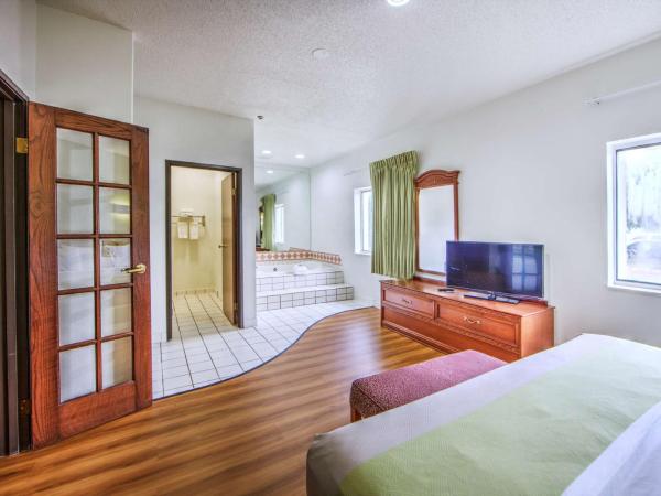 Motel 6-Dallas, TX - Northwest : photo 7 de la chambre suite lit king-size avec baignoire spa - fumeurs