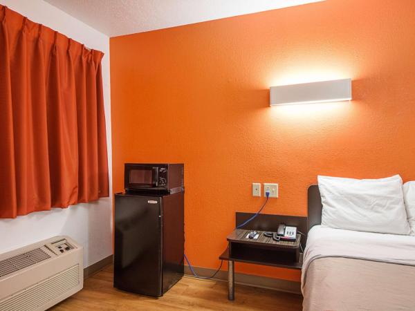 Motel 6-San Antonio, TX - Fiesta Trails : photo 3 de la chambre chambre lit king-size deluxe - fumeurs