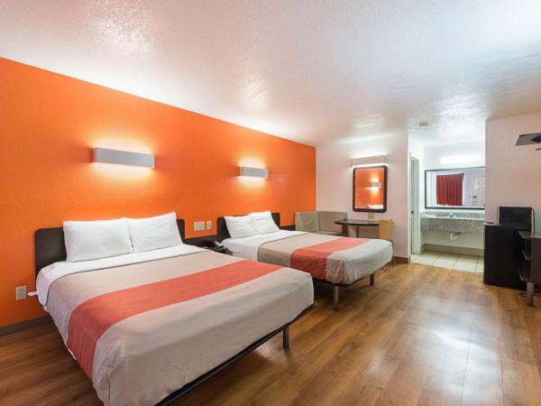 Motel 6-San Antonio, TX - Fiesta Trails : photo 3 de la chambre chambre deluxe avec 2 lits queen-size - fumeurs