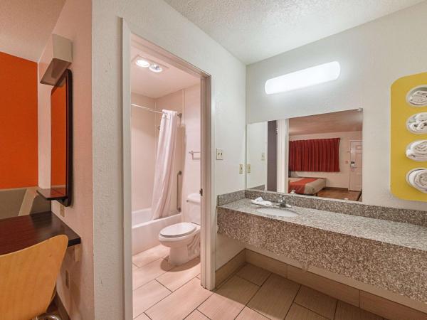 Motel 6-San Antonio, TX - Fiesta Trails : photo 6 de la chambre chambre lit king-size deluxe - fumeurs