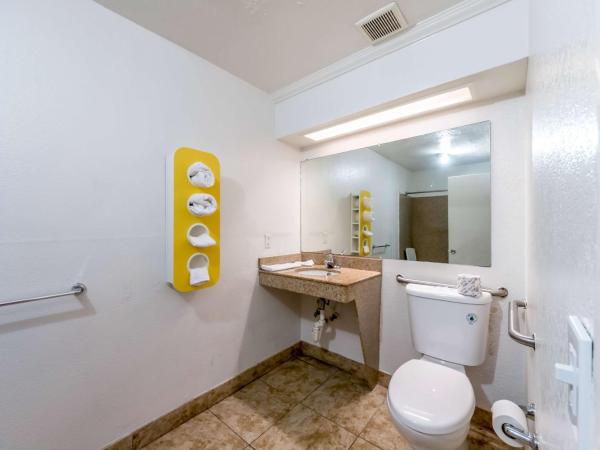 Motel 6 San Antonio, TX - Frost Bank Center : photo 10 de la chambre chambre lit king-size avec douche à l'italienne - accessible aux personnes à mobilité réduite - non-fumeurs