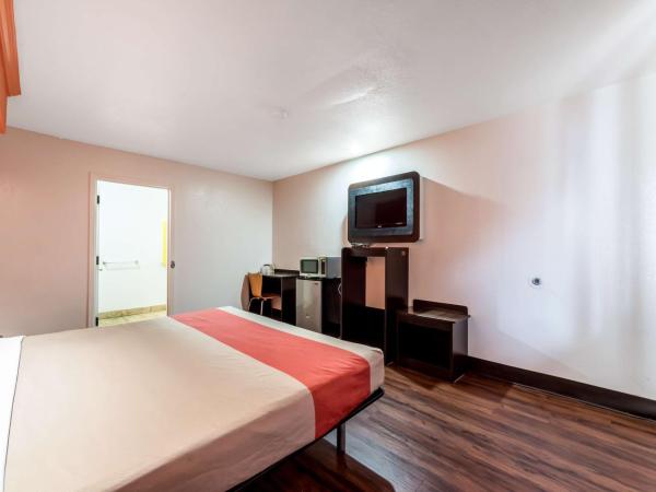 Motel 6 San Antonio, TX - Frost Bank Center : photo 4 de la chambre chambre lit king-size - non-fumeurs