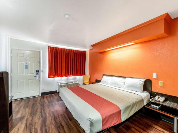 Motel 6 San Antonio, TX - Frost Bank Center : photo 5 de la chambre chambre lit king-size - non-fumeurs