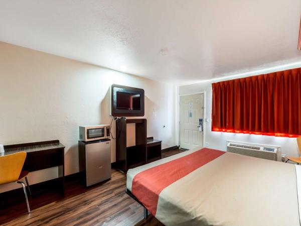 Motel 6 San Antonio, TX - Frost Bank Center : photo 6 de la chambre chambre lit king-size - non-fumeurs