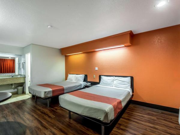 Motel 6 San Antonio, TX - Frost Bank Center : photo 5 de la chambre chambre quadruple - non-fumeurs