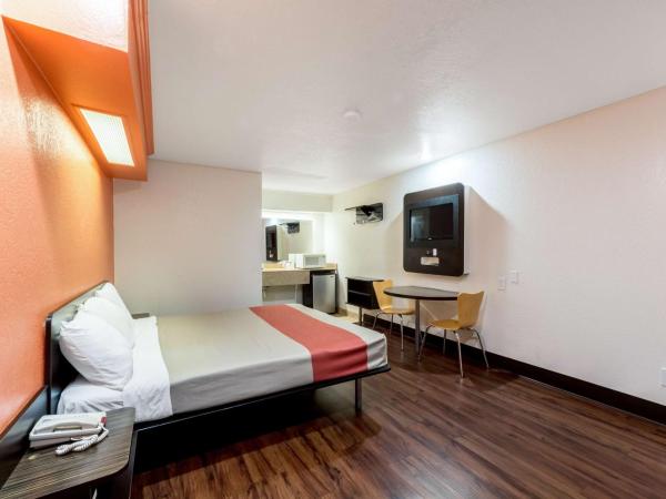 Motel 6 San Antonio, TX - Frost Bank Center : photo 7 de la chambre chambre lit king-size - non-fumeurs