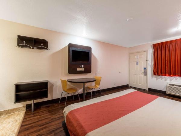 Motel 6 San Antonio, TX - Frost Bank Center : photo 9 de la chambre chambre lit king-size - non-fumeurs