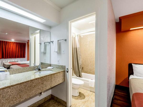 Motel 6 San Antonio, TX - Frost Bank Center : photo 10 de la chambre chambre lit king-size - non-fumeurs