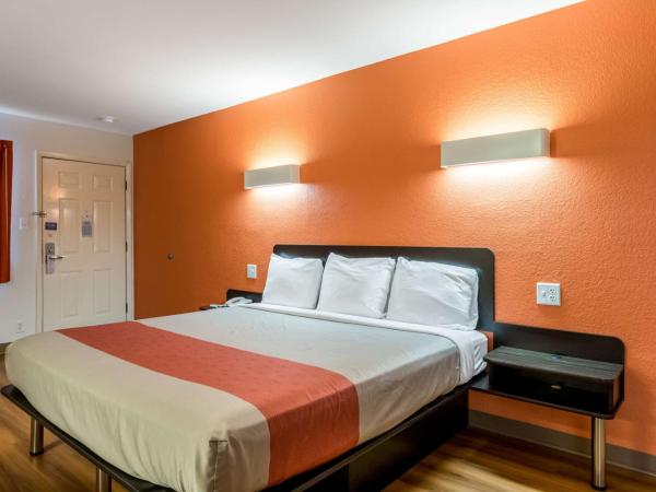 Motel 6-San Antonio, TX - South WW White Rd : photo 6 de la chambre chambre lit king-size - non-fumeurs