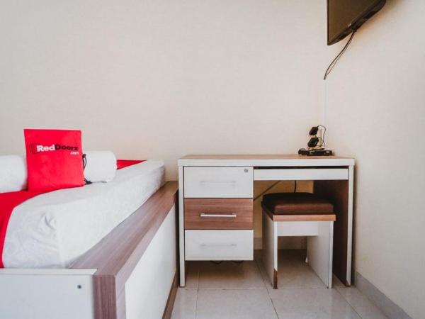 RedDoorz Plus near Semanggi : photo 3 de la chambre chambre double