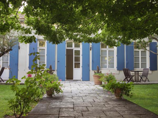 Hôtel Le Donjon - Coeur de La Cité Médiévale : photo 4 de la chambre chambre familiale - vue sur jardin