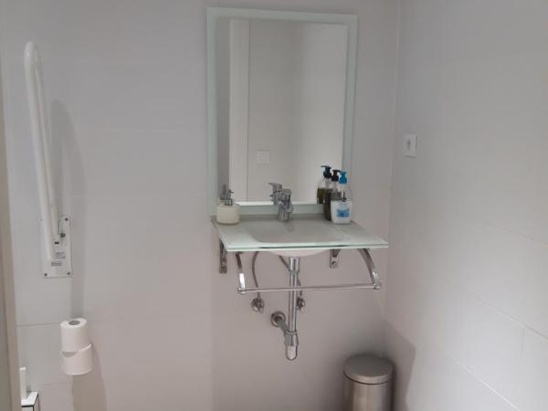 Hostal Nova Barcelona : photo 1 de la chambre chambre simple avec salle de bains privative - accessible aux personnes à mobilité réduite