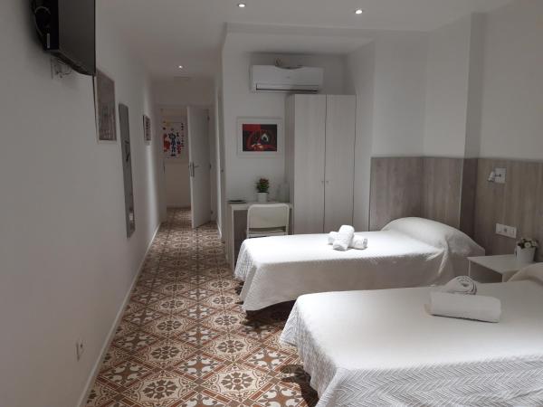 Hostal Nova Barcelona : photo 4 de la chambre chambre triple avec salle de bains privative