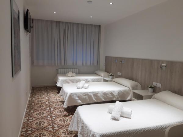 Hostal Nova Barcelona : photo 3 de la chambre chambre triple avec salle de bains privative