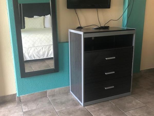 Pinn Road Inn and Suites Lackland AFB and Seaworld : photo 3 de la chambre chambre lit king-size - non-fumeurs