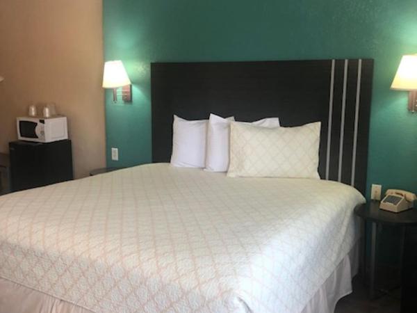 Pinn Road Inn and Suites Lackland AFB and Seaworld : photo 10 de la chambre chambre lit king-size - non-fumeurs