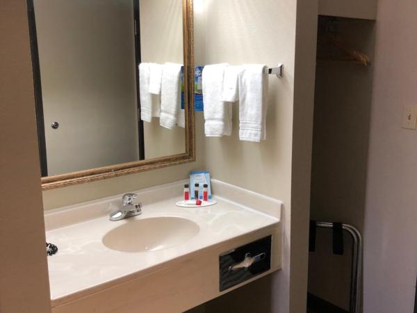 Baymont by Wyndham Oklahoma City Airport : photo 2 de la chambre king studio suite with two king beds - non-smoking