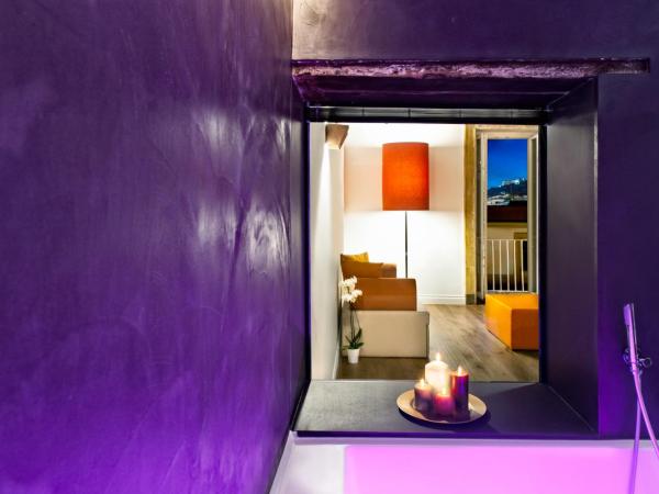 Artemisia Domus - Centro Storico : photo 2 de la chambre suite lit king-size avec baignoire spa