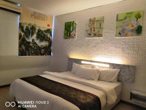 Mega Inn : photo 3 de la chambre chambre lit king-size deluxe