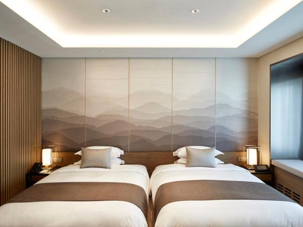 Grand Walkerhill Seoul : photo 3 de la chambre suite club lits jumeaux - vue sur montagne - accès au salon
