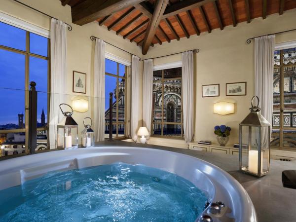 Palazzo Niccolini al Duomo Residenza D'Epoca : photo 1 de la chambre suite deluxe avec baignoire spa