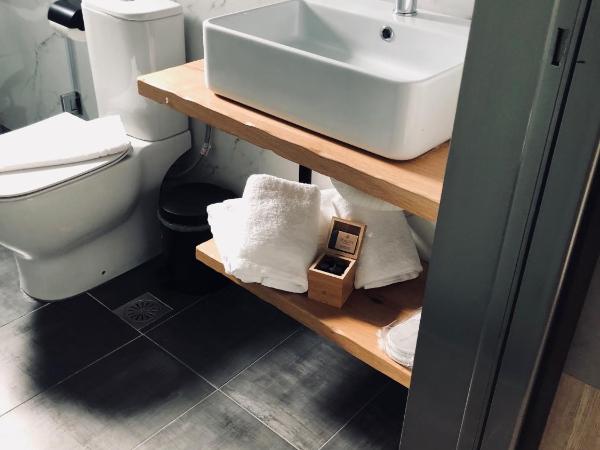 CHROMA FASHION ROOMS & APARTMENTS : photo 8 de la chambre chambre double ou lits jumeaux avec balcon