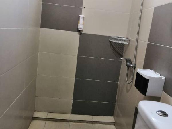 Mega Inn : photo 5 de la chambre chambre lit queen-size deluxe