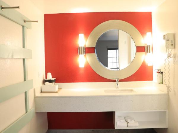 University Inn : photo 9 de la chambre chambre lit king-size