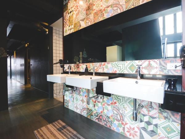 Issara by D Hostel : photo 9 de la chambre lit dans un dortoir de 4 lits