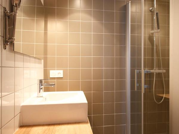 Hôtel Le Collonges TV connecté wifi Netflix : photo 7 de la chambre chambre double