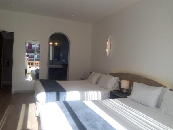 Hotel Uhainak : photo 1 de la chambre chambre familiale supérieure avec balcon