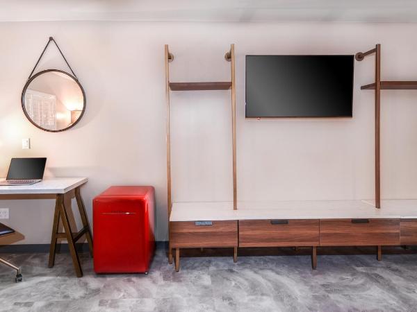 Hollywood Inn Suites Hotel : photo 4 de la chambre suite lit king-size