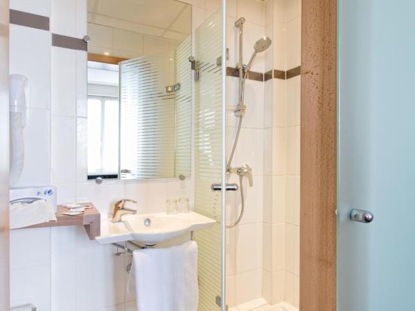 Hôtel Vendôme : photo 8 de la chambre chambre lits jumeaux