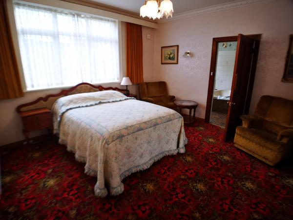 Motel Mayfair on Cavell : photo 1 de la chambre suite avec baignoire spa