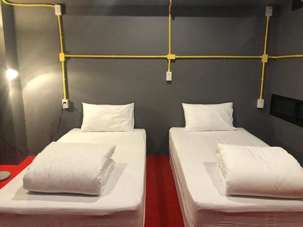 248 STREET HOSTEL : photo 6 de la chambre chambre lits jumeaux avec salle de bains commune