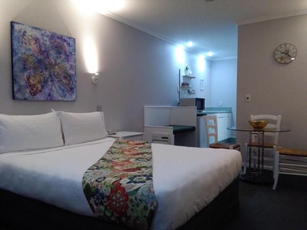 Colonial Lodge Motel : photo 9 de la chambre chambre lit queen-size avec baignoire spa