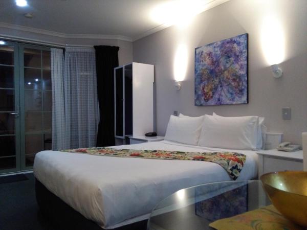 Colonial Lodge Motel : photo 10 de la chambre chambre lit queen-size avec baignoire spa