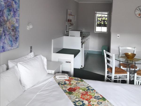 Colonial Lodge Motel : photo 6 de la chambre chambre lit queen-size avec baignoire spa