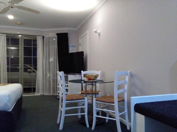 Colonial Lodge Motel : photo 9 de la chambre chambre simple lit queen-size avec baignoire spa