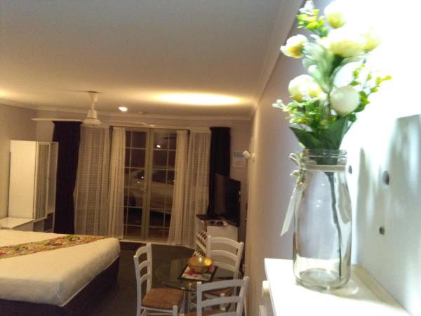 Colonial Lodge Motel : photo 10 de la chambre chambre simple lit queen-size avec baignoire spa