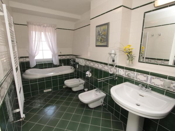 Spa Hotel Schlosspark : photo 5 de la chambre suite avec accès piscine et centre de bien-Être