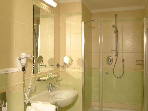 Spa Hotel Schlosspark : photo 8 de la chambre chambre double ou lits jumeaux deluxe avec accès piscine et centre de bien-Être