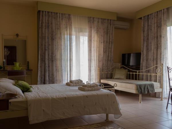 Akrolimnion Hotel : photo 1 de la chambre chambre triple